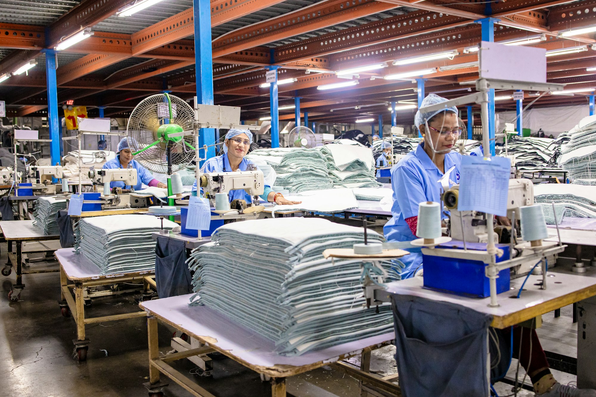 Pabrik garment modern dengan peralatan produksi
